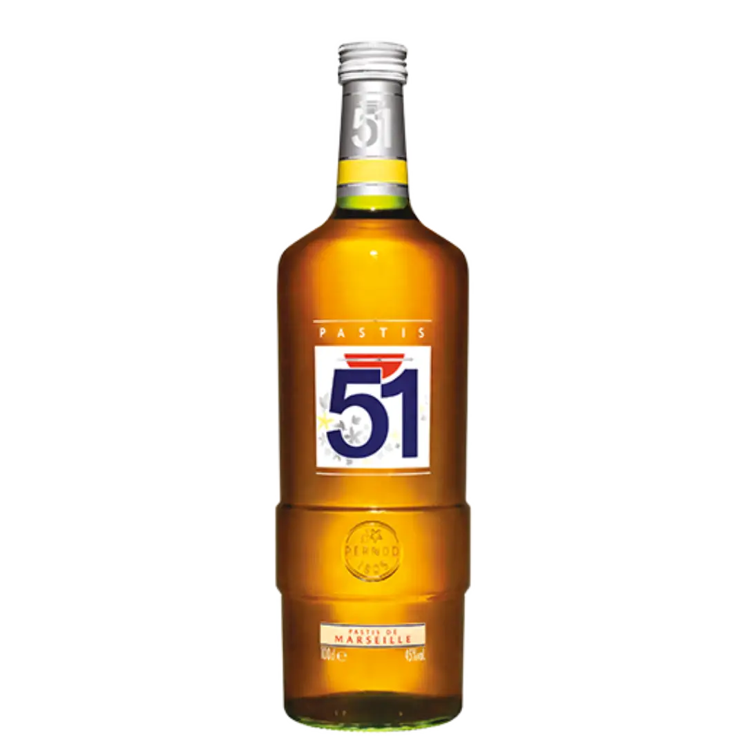 בקבוק זכוכית שקוף של פסטיס 51 - ליטר, משקה אלכוהולי צרפתי בטעם אניס עם פקק לבן ולוגו "51" מודפס באותיות מודגשות על תווית על רקע לבן חלק.