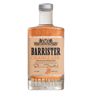 בקבוק זכוכית שקוף של ג'ין Barrister Orange עם פקק כסף ותווית כתומה, שעליה שם המוצר אורנג' מתובל ו-43% אלכוהול.