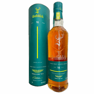 בקבוק וויסקי גלנפידיך 16 מהדורת אסטון מרטין לצידו קופסה ירוקה עם הדגשים צהובים, מתאים לאירועים – Alcohol Market. – אלכוהול מרקט