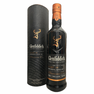 בקבוק גלנפידיך פרויקט XX עומד לצד מארז תואם, שניהם עם לוגו אייל זהוב ותווית שחורה עם נגיעות נחושת. מתאים לאירועים – Alcohol Market. – אלכוהול מרקט