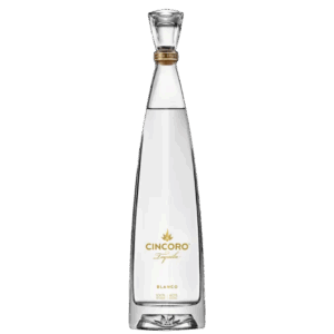 בקבוק זכוכית גבוה וצלול של טקילה סינקורו בלנקו, עם לוגו ותווית זהב בעיצוב אלגנטי וזוויתי, מתאים לאירועים – Alcohol Market. – אלכוהול מרקט