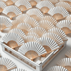 מניפות נייר לבנות עם ידיות עץ מסודרות סביב קופסה לבנה על משטח בהיר, לצד כפכפים לרחבה לנוחות וסגנון. מתאים לאירועים – Alcohol Market. – אלכוהול מרקט