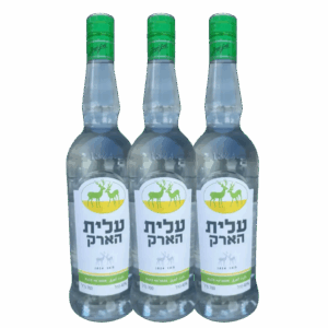 שלוש בקבוקי זכוכית שקופים של שלישיית ארק איילים עם פקקים ירוקים ותוויות לבנות עם שני איילים בירוק וטקסט בעברית, מלאים בנוזל שקוף, עומדים זה לצד זה על רקע לבן. מתאים לאירועים – Alcohol Market. – אלכוהול מרקט