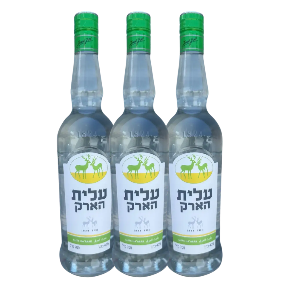 שלוש בקבוקי זכוכית שקופים של שלישיית ארק איילים עם פקקים ירוקים ותוויות לבנות עם שני איילים בירוק וטקסט בעברית, מלאים בנוזל שקוף, עומדים זה לצד זה על רקע לבן. מתאים לאירועים – Alcohol Market. – אלכוהול מרקט
