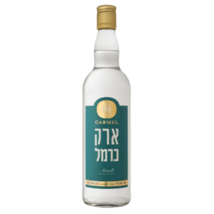 בקבוק זכוכית שקוף של ארק כרמל בנפח 700 מ"ל, עם תווית בצבעי ירוק וזהב בעברית, פקק זהוב ותוכן שקוף. מתאים לאירועים – Alcohol Market. – אלכוהול מרקט