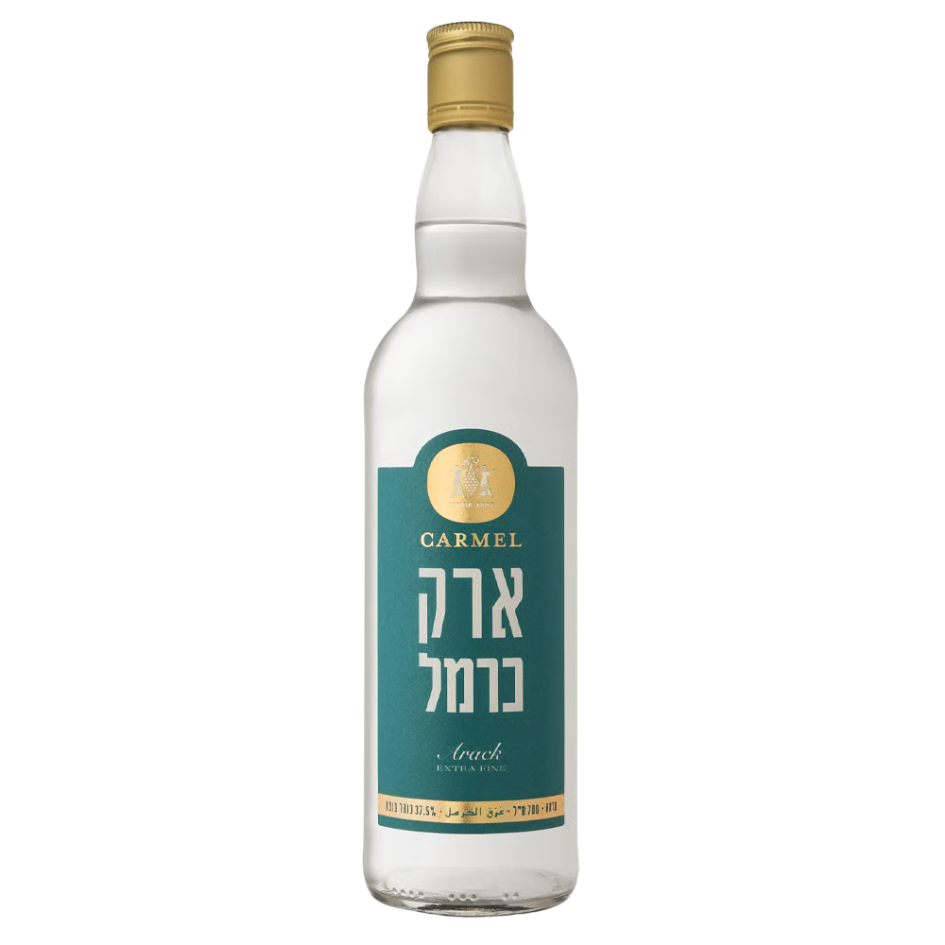 בקבוק זכוכית שקוף של ארק כרמל בנפח 700 מ"ל, עם תווית בצבעי ירוק וזהב בעברית, פקק זהוב ותוכן שקוף. מתאים לאירועים – Alcohol Market. – אלכוהול מרקט