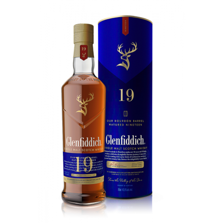 בקבוק גלנפידיך 19, וויסקי סינגל מאלט, לצד קופסה גלילית כחולה עם לוגו אייל זהוב – מתאים לאירועים – Alcohol Market. – אלכוהול מרקט