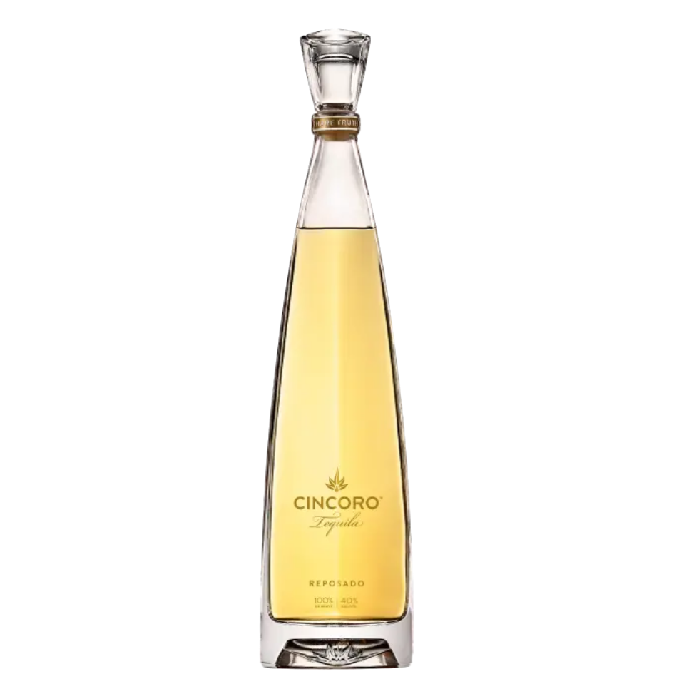 בקבוק גבוה ואלגנטי של טקילה סינקורו רפוסדו בנפח 750 מ"ל, בגוון זהוב עדין, עם זכוכית שקופה ופקק מוזהב. על התווית מופיעה הכיתוב "Cincoro Tequila Reposado" לצד "Cincoro Tequila Blanco", מתאים לאירועים – Alcohol Market. – אלכוהול מרקט