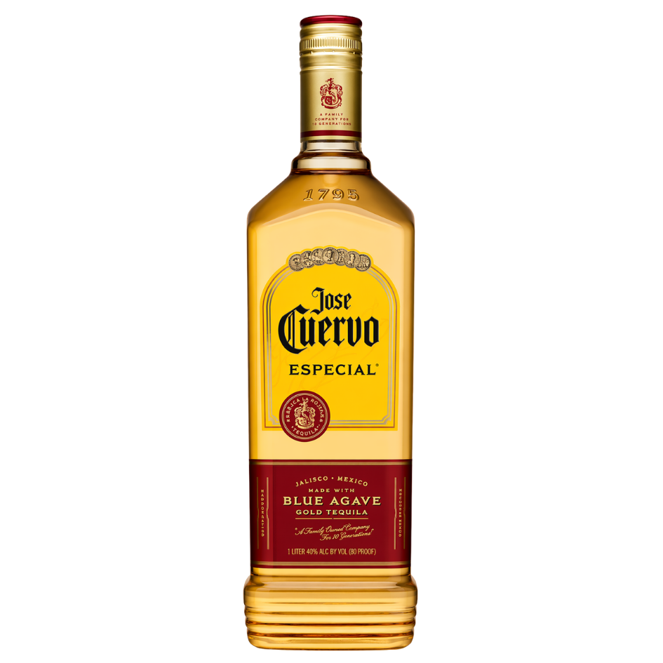 בקבוק טקילה קווארבו גולד 700 מ"ל עם תווית צהובה, כיתוב בשחור ואדום, פקק זהב ואלמנטים אדומים. מתאים לאירועים – Alcohol Market. – אלכוהול מרקט