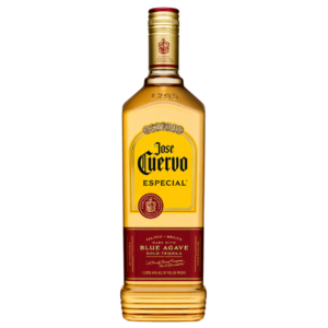 בקבוק ליטר של טקילה קווארבו גולד עם תווית בצבעי צהוב ואדום, פקק זהב, עיטורי אגבה כחולה ומקורו בחליסקו, מקסיקו. מתאים לאירועים – Alcohol Market. – אלכוהול מרקט