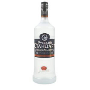 בקבוק זכוכית שקוף בנפח ליטר של המותג "רוסקי סטנדרט", עם תווית בשחור וכסף בכתב קירילי ולוגו אייקוני, מתאים לאירועים – Alcohol Market. – אלכוהול מרקט
