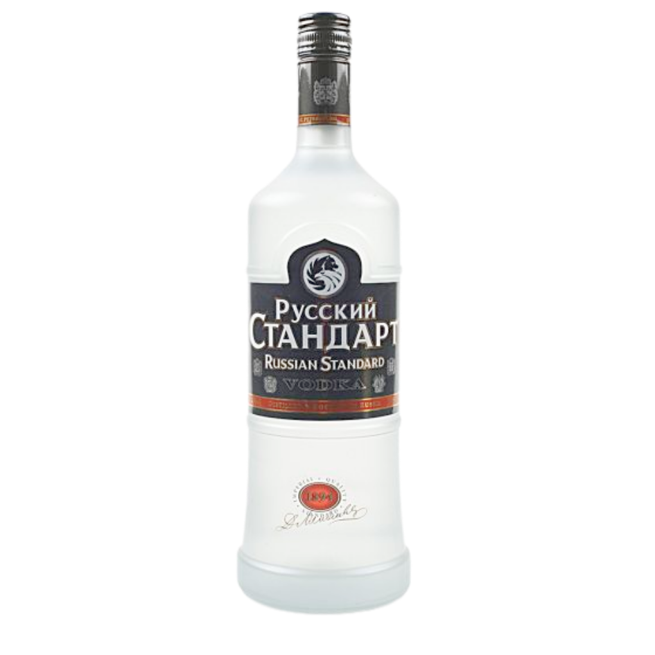 בקבוק זכוכית שקוף בנפח ליטר של המותג "רוסקי סטנדרט", עם תווית בשחור וכסף בכתב קירילי ולוגו אייקוני, מתאים לאירועים – Alcohol Market. – אלכוהול מרקט