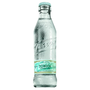 בקבוק זכוכית סגור של מי טוניק טאסוני, עם טיפות אדים ופסולית בולטת, ותווית בצבעי טורקיז ולבן בבסיסו. מתאים לאירועים – Alcohol Market. – אלכוהול מרקט