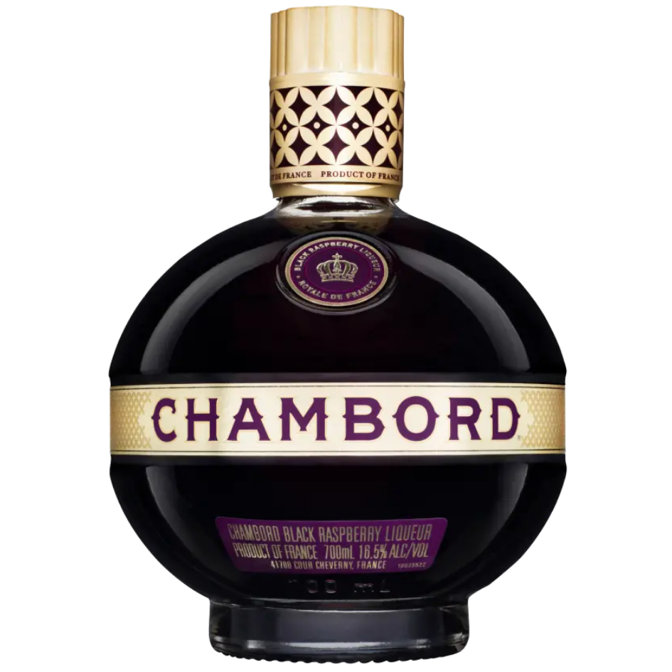 בקבוק עגול כהה של ליקר שמבורד בנפח 700 מ"ל, עם תווית סגולה-זהובה, פקק זהב ועיטורים דקורטיביים, מתאים לאירועים – Alcohol Market. – אלכוהול מרקט