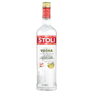 בקבוק וודקה סטולי בנפח ליטר מזכוכית שקופה, עם תווית אדומה-לבנה, עיטורי זהב ופקק אדום, מתאים לאירועים – Alcohol Market. – אלכוהול מרקט