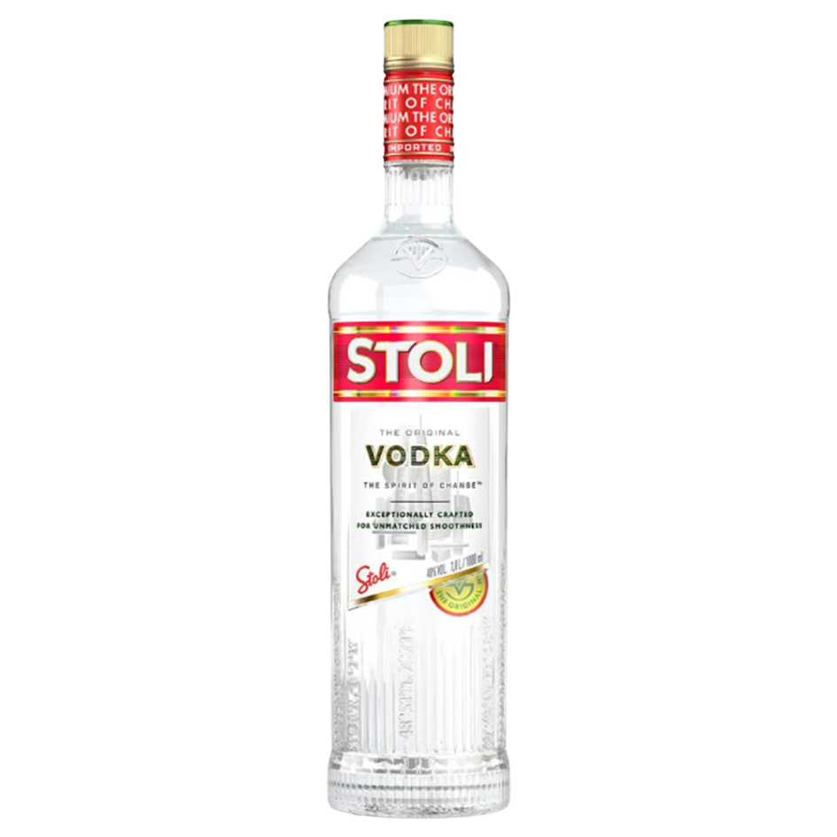 בקבוק וודקה סטולי בנפח ליטר מזכוכית שקופה, עם תווית אדומה-לבנה, עיטורי זהב ופקק אדום, מתאים לאירועים – Alcohol Market. – אלכוהול מרקט