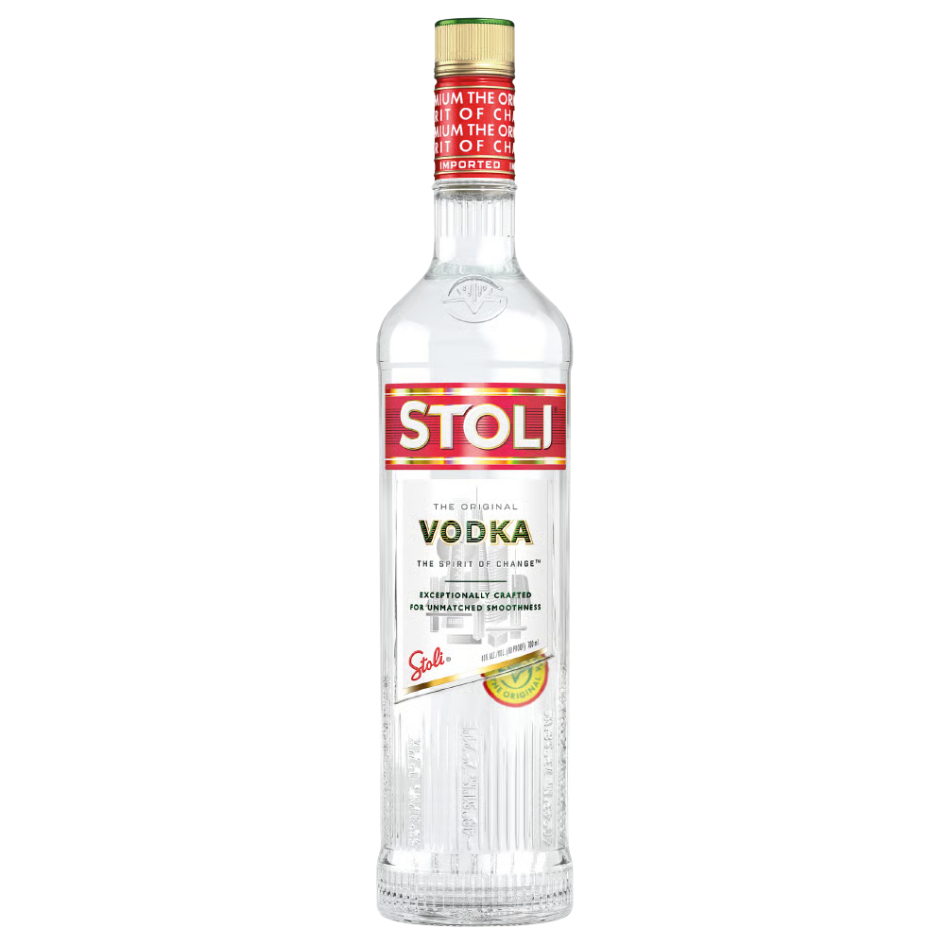 בקבוק זכוכית שקוף של וודקה סטולי בנפח 700 מ"ל, עם פקק אדום ותווית אדומה-לבנה-זהובה ועליה הכיתוב "STOLI" באותיות גדולות. מתאים לאירועים – Alcohol Market. – אלכוהול מרקט