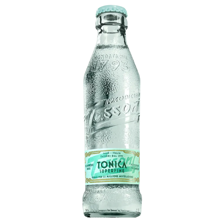 בקבוק זכוכית סגור של מי טוניק טאסוני, עם טיפות אדים ופסולית בולטת, ותווית בצבעי טורקיז ולבן בבסיסו. מתאים לאירועים – Alcohol Market. – אלכוהול מרקט